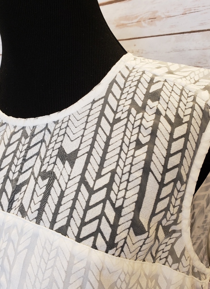 NWT- VINCE CAMUTO "Graphic Illusion" Dress Sz 4 - Picture 2 of 5